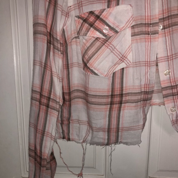 ⭐️Distressed Pink Cropped Flannel⭐️ - Picture 2 of 3